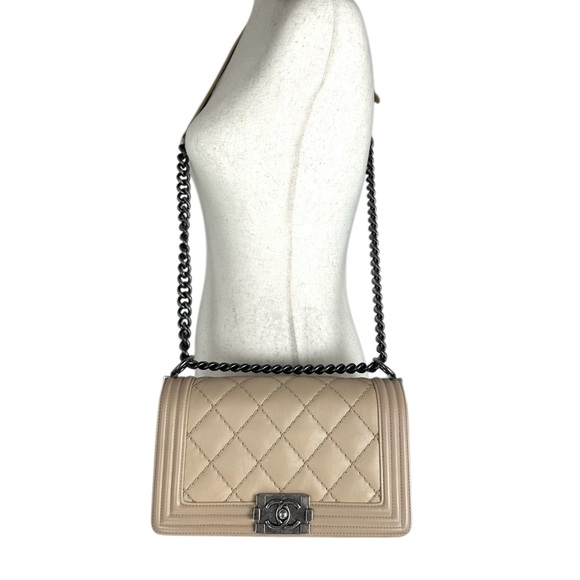 Chanel Boy Bag – Old Medium – Beige Lambskin – Ruthenium Hardware – 18 Series - Picture 13 of 13